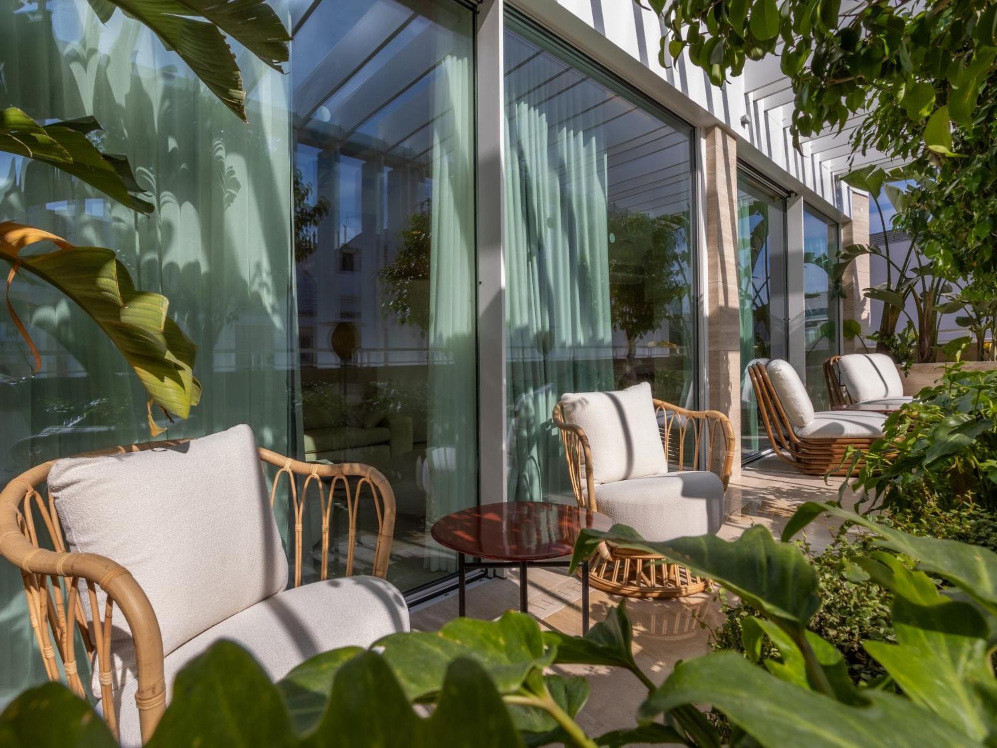 Browns Avenue Hotel — Photos 1